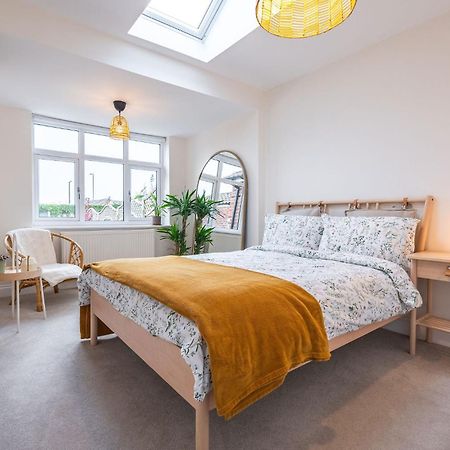 Nature Inspired Bungalow With 3 Rooms - 10 Mins From Manchester Airport Timperley Kültér fotó