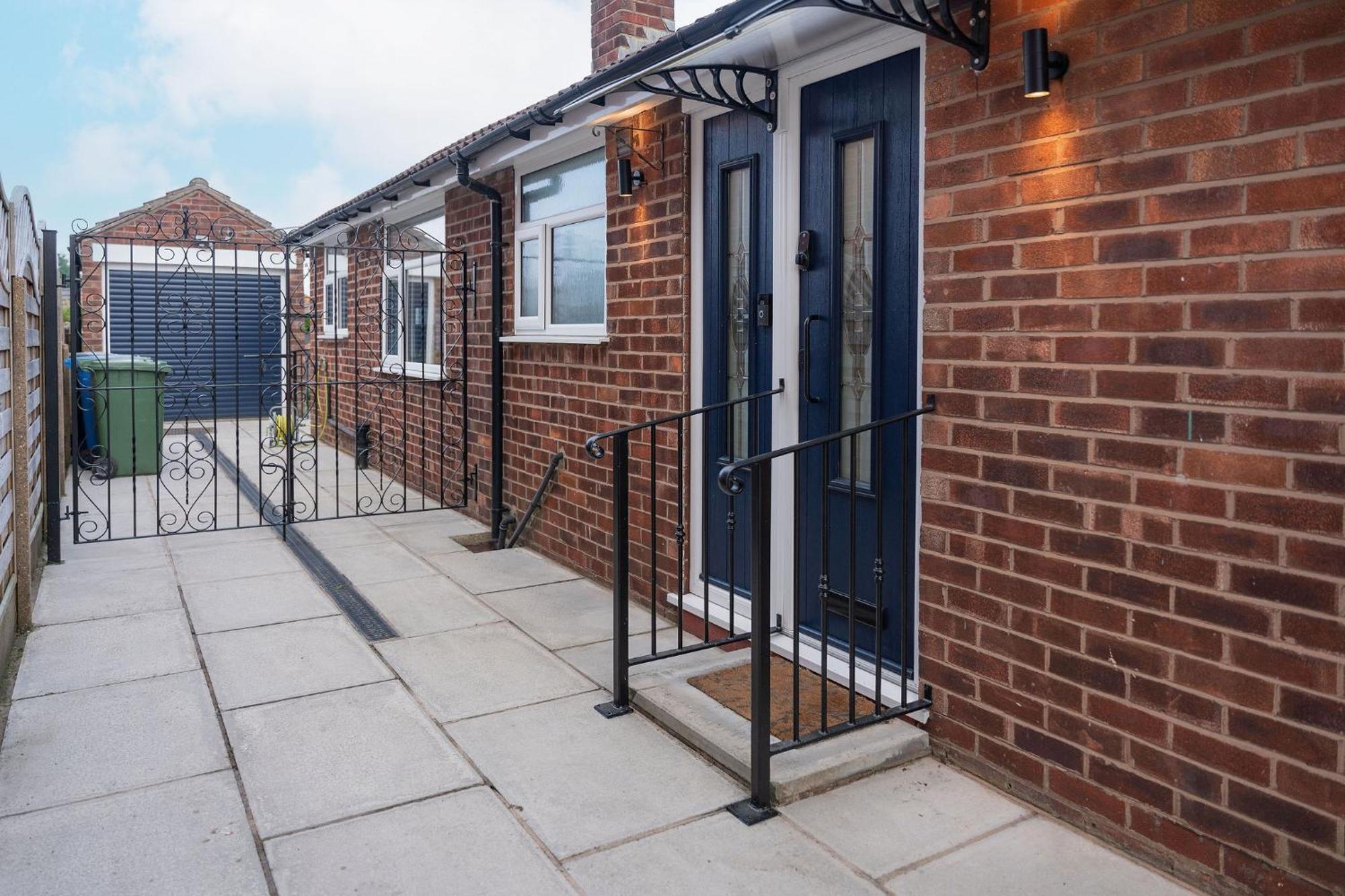 Nature Inspired Bungalow With 3 Rooms - 10 Mins From Manchester Airport Timperley Kültér fotó